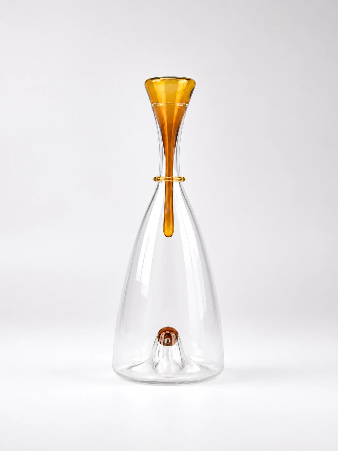 Transparent Glass Wine Decanter: Minimalist Barware Aesthetic