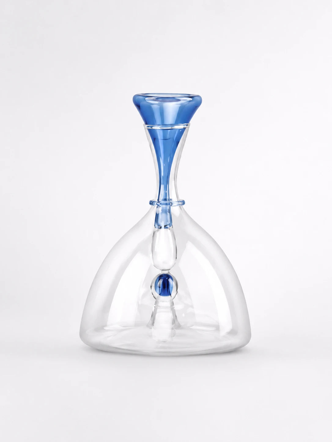 Transparent Glass Wine Decanter: Minimalist Barware Aesthetic