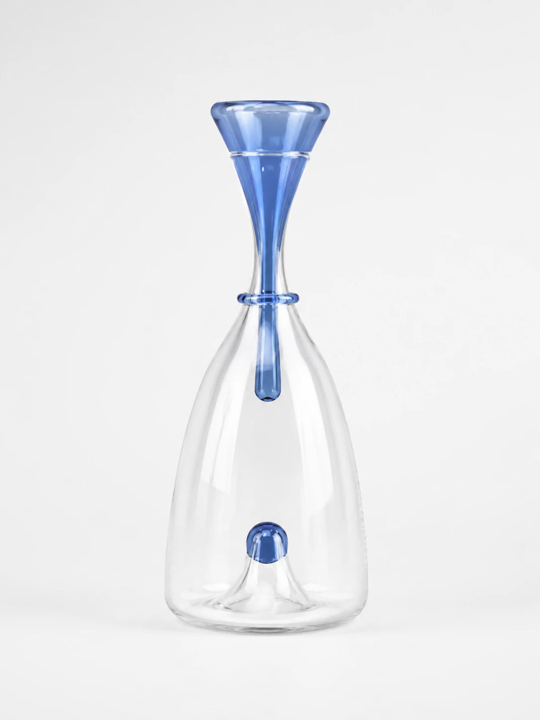 Transparent Glass Wine Decanter: Minimalist Barware Aesthetic